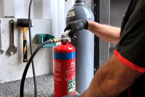 Nạp sạc bình chữa cháy CO₂ cho nhà xưởng tại TP.HCM